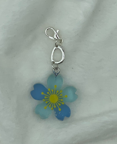 Blue daisy zipper pull